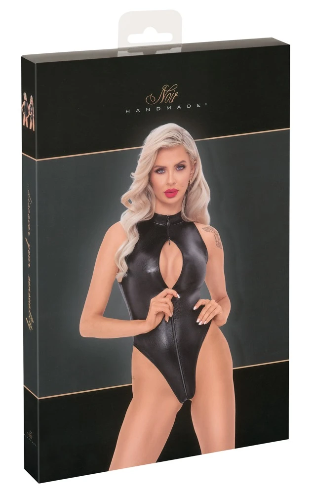 Hauteng geschnittener Body von Noir in mattglänzend schillernder Schlangenhaut-Optik - schmiegt sich an wie eine zweite Haut.