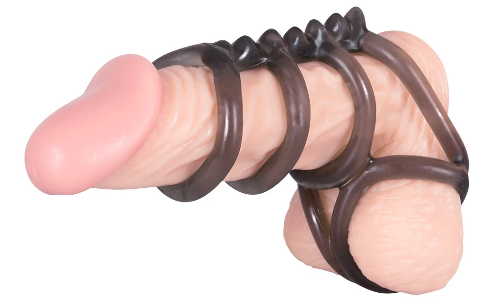 Rauchfarbener Penis-Hoden-Ring mit ingesamt sechs Ringen, die an einem genoppten Steg befestigt sind.