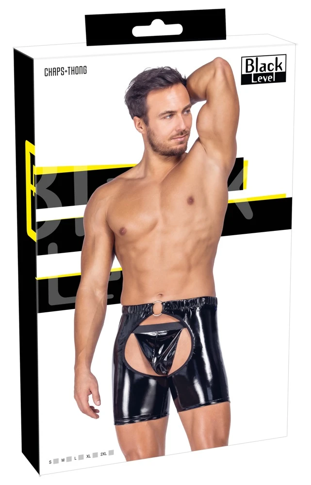 Lack Herren Chaps, Lack-Chaps und String Set von Black Level im schwarzen Glanzlook mit engem Bein, elastischem Bund und dekorativem Ring, komplett offen im Schritt und po-frei