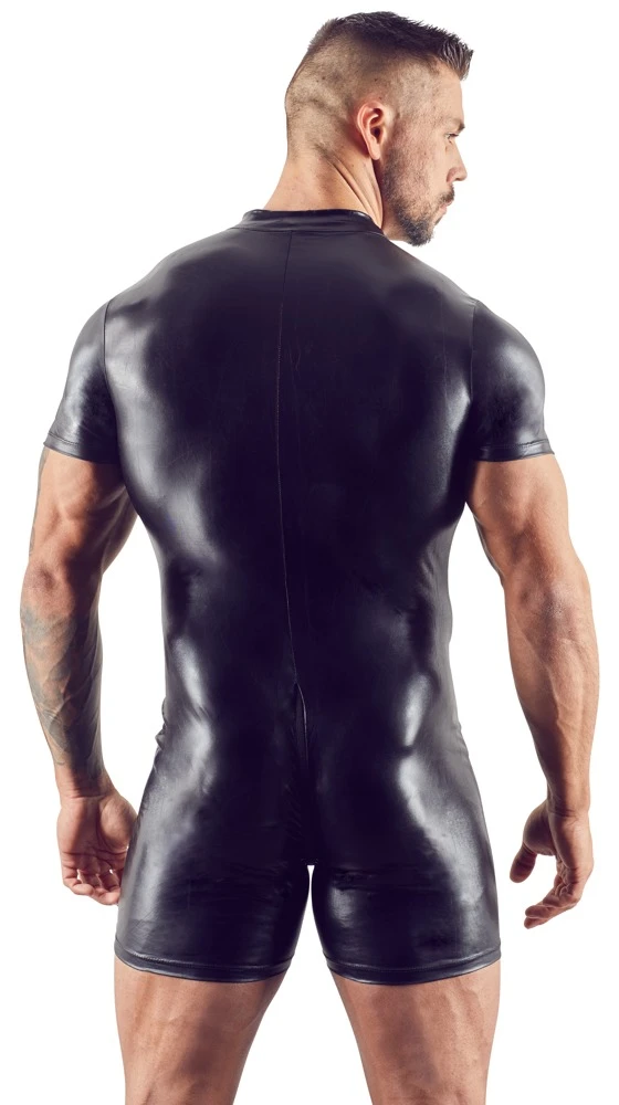 Körperbetonender Kurz-Overall im Mattlook. Mit kleinem Stehkragen und 3-teiligem Reißverschluss.