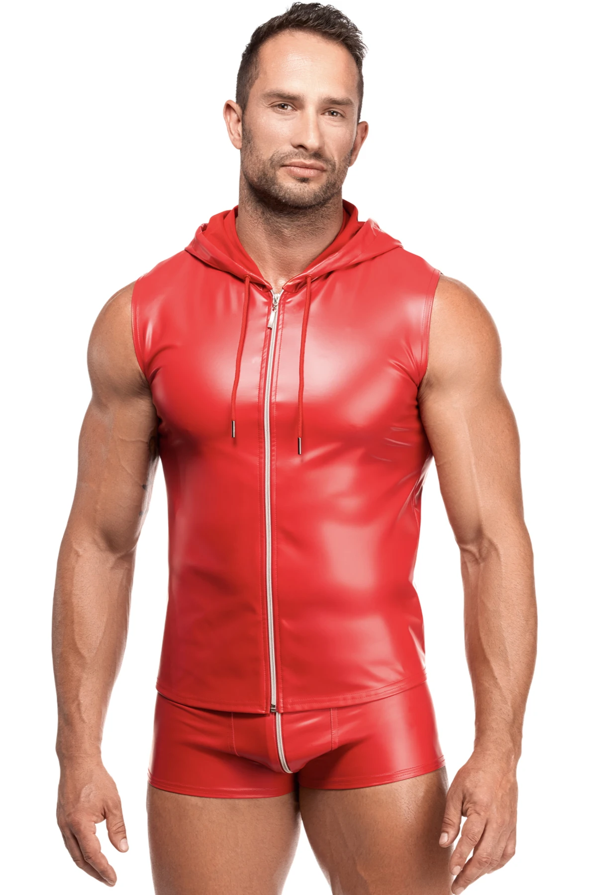 Herren Kapuzen Weste H096 - SHerren Kapuzen Weste H096 aus rotem Powerwetlook mit silbernem Frontreißverschluss, glatter glänzender Oberfläche, ärmellosem Schnitt und sportlicher Kapuze mit Stoffbändern von Noir Handmade Men