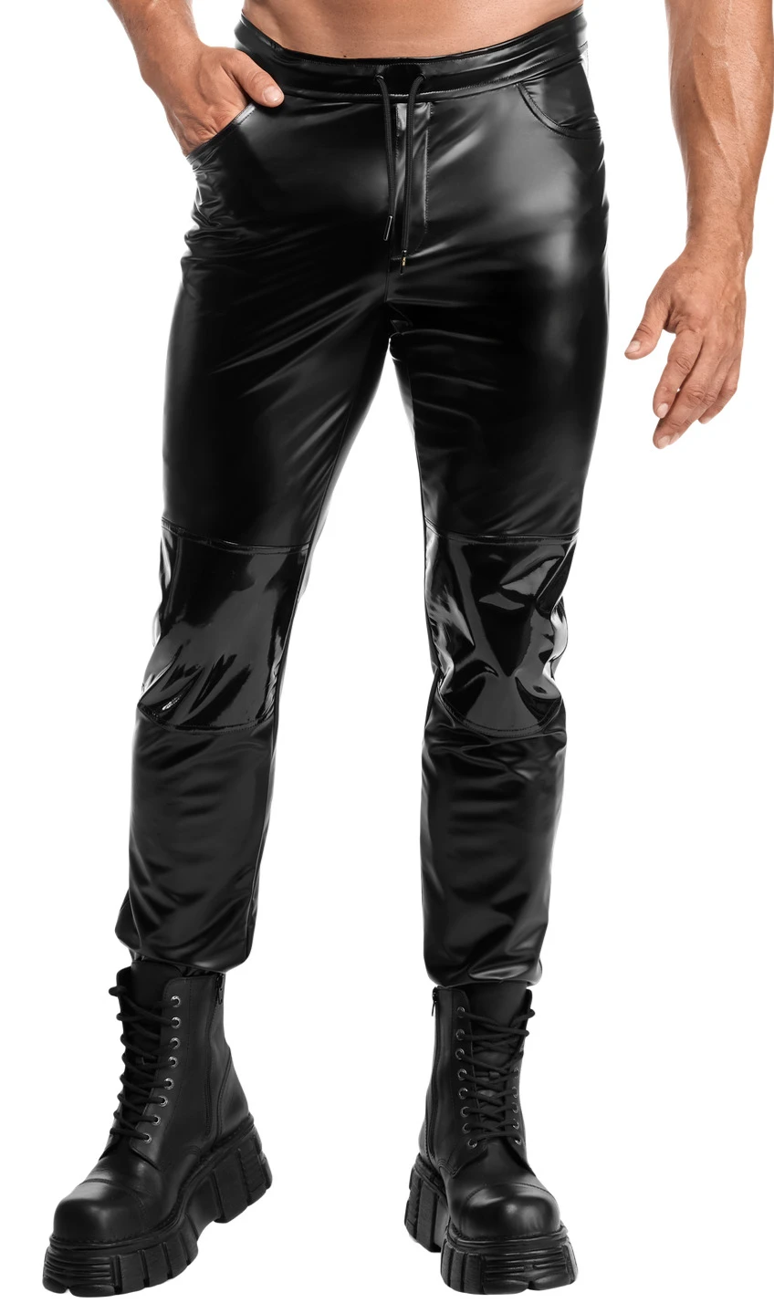 Noir Handmade Men Herrenhose Rogue H087 in schwarzem Powerwetlook mit PVC-Knieeinsätzen, figurbetontem Schnitt, flexiblem Material und verstellbarem Bund für einen markant sexy Look