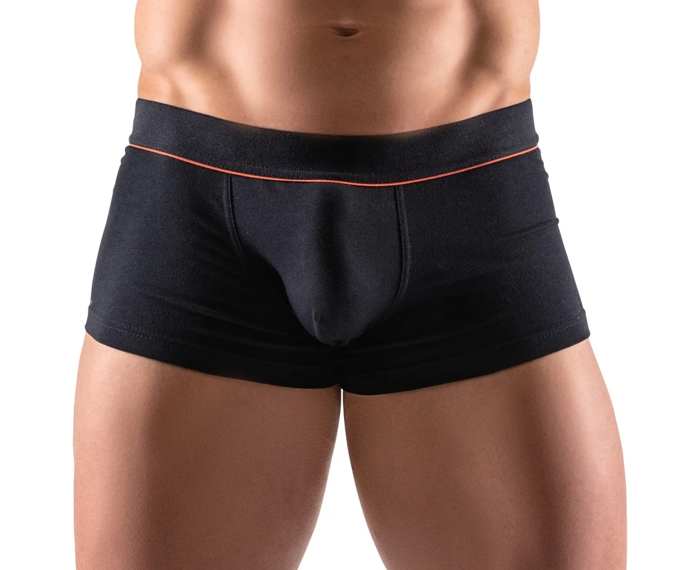 Schwarze, eng geschnittene Pants von Svenjoyment mit rasantem roten Streifen unter dem weichen Webgummibund.
