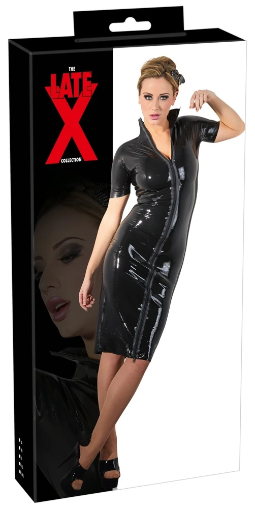 Dieses Latex-Kleid in raffinierter Midi-Länge mit halblangem Arm ist schmal geschnitten und punktet mit kleinem Stehkragen.