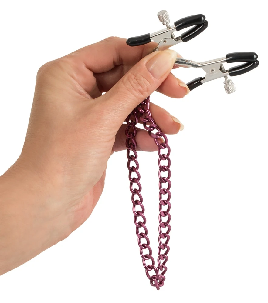 Nipple Chain Purple, Nippelklammern mit Kette aus Metall lila glänzend – justierbare Druckstärke, gummierte Spitzen, intensiv stimulierend