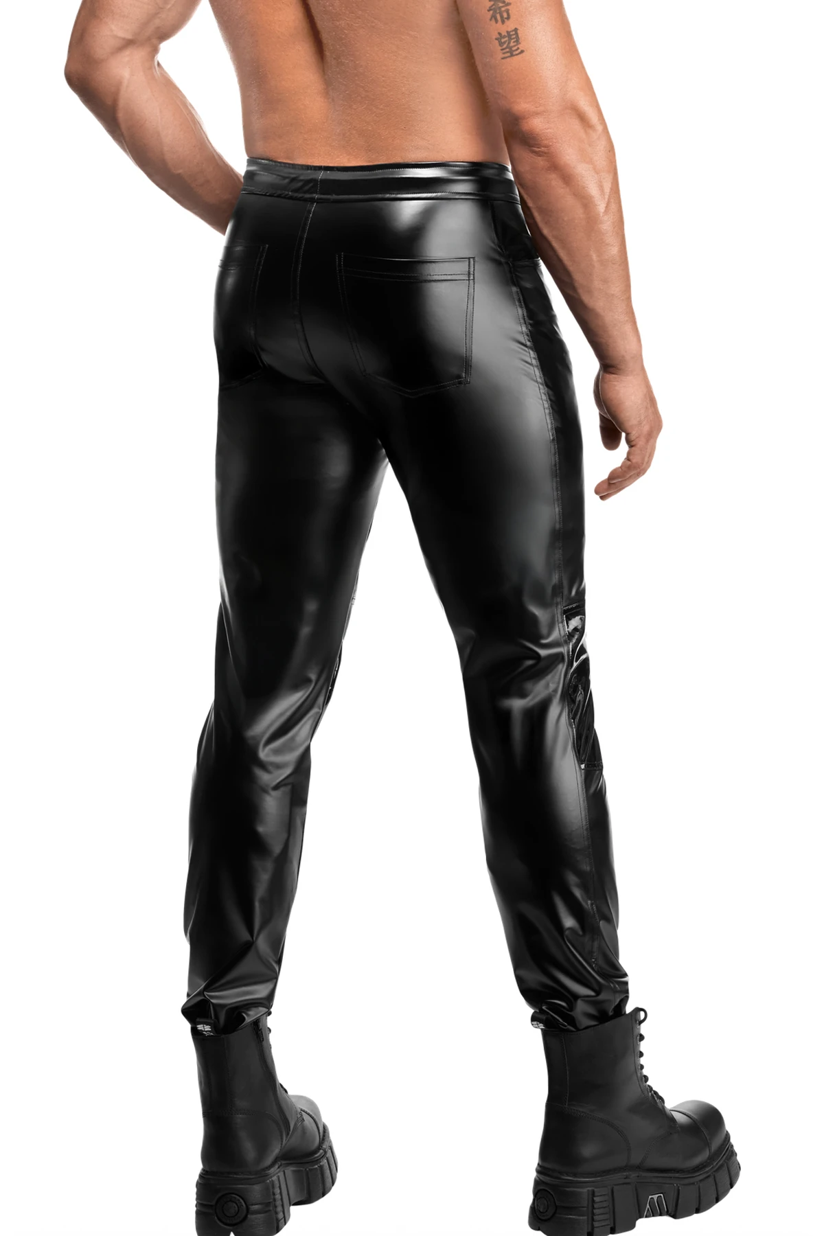 Noir Handmade Men Herrenhose Rogue H087 in schwarzem Powerwetlook mit PVC-Knieeinsätzen, figurbetontem Schnitt, flexiblem Material und verstellbarem Bund für einen markant sexy Look