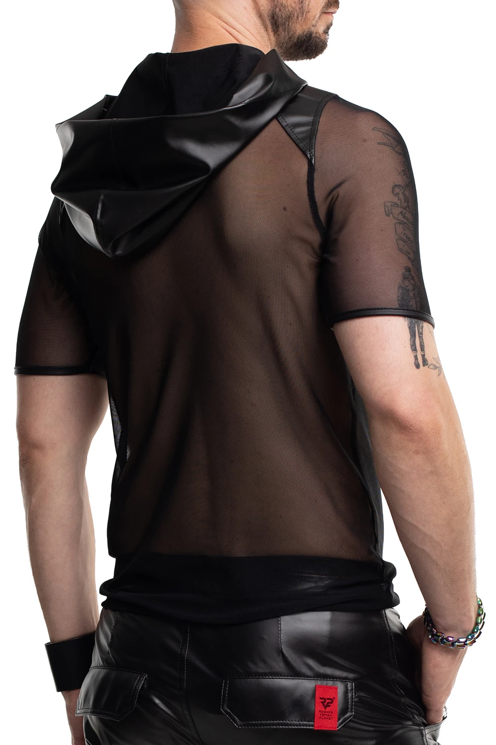 Herren Kapuzen T-Shirt RMIvo001 von Regnes Fetish Planet aus schwarzem Mesh mit matten Wet-Look-Einsätzen, dehnbarem Material und markanter Slim-Fit Passform für einen provokanten, maskulinen Style