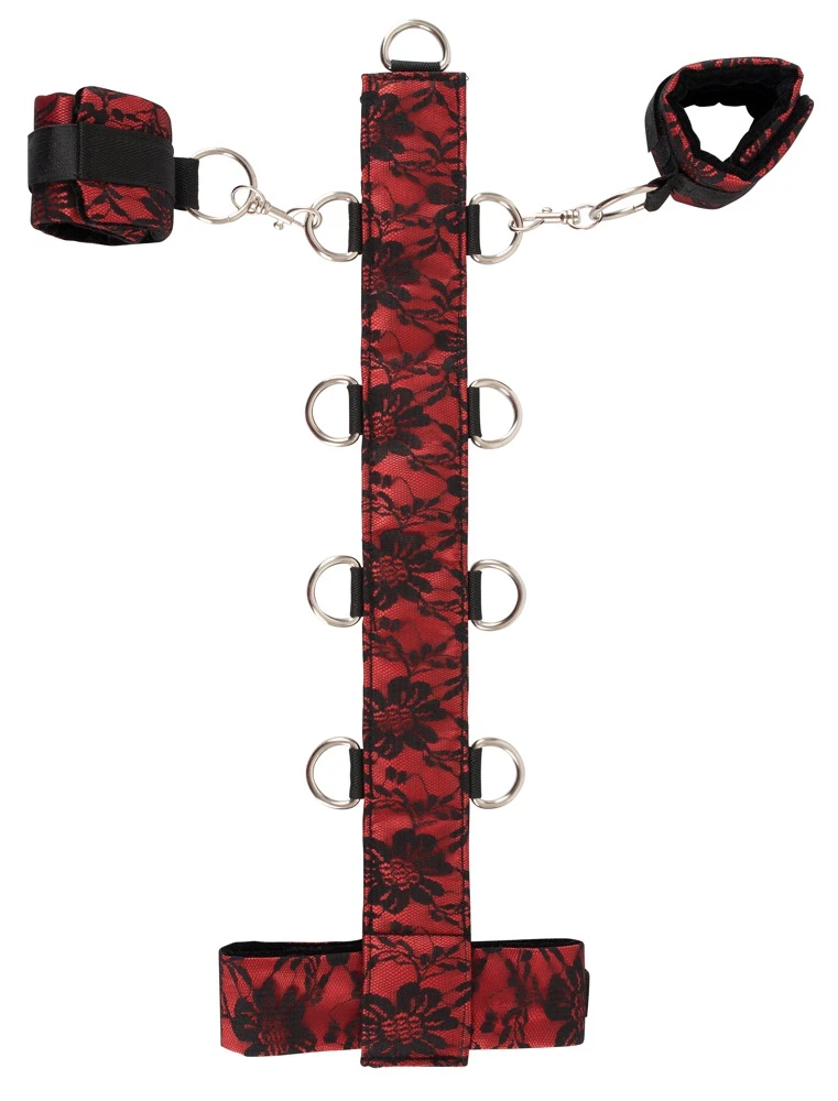 Halsfessel mit beringtem Steg und Handfessel-Set mit Karabinerhaken. Aus sinnlich rotem Satin und schwarzer Spitze.