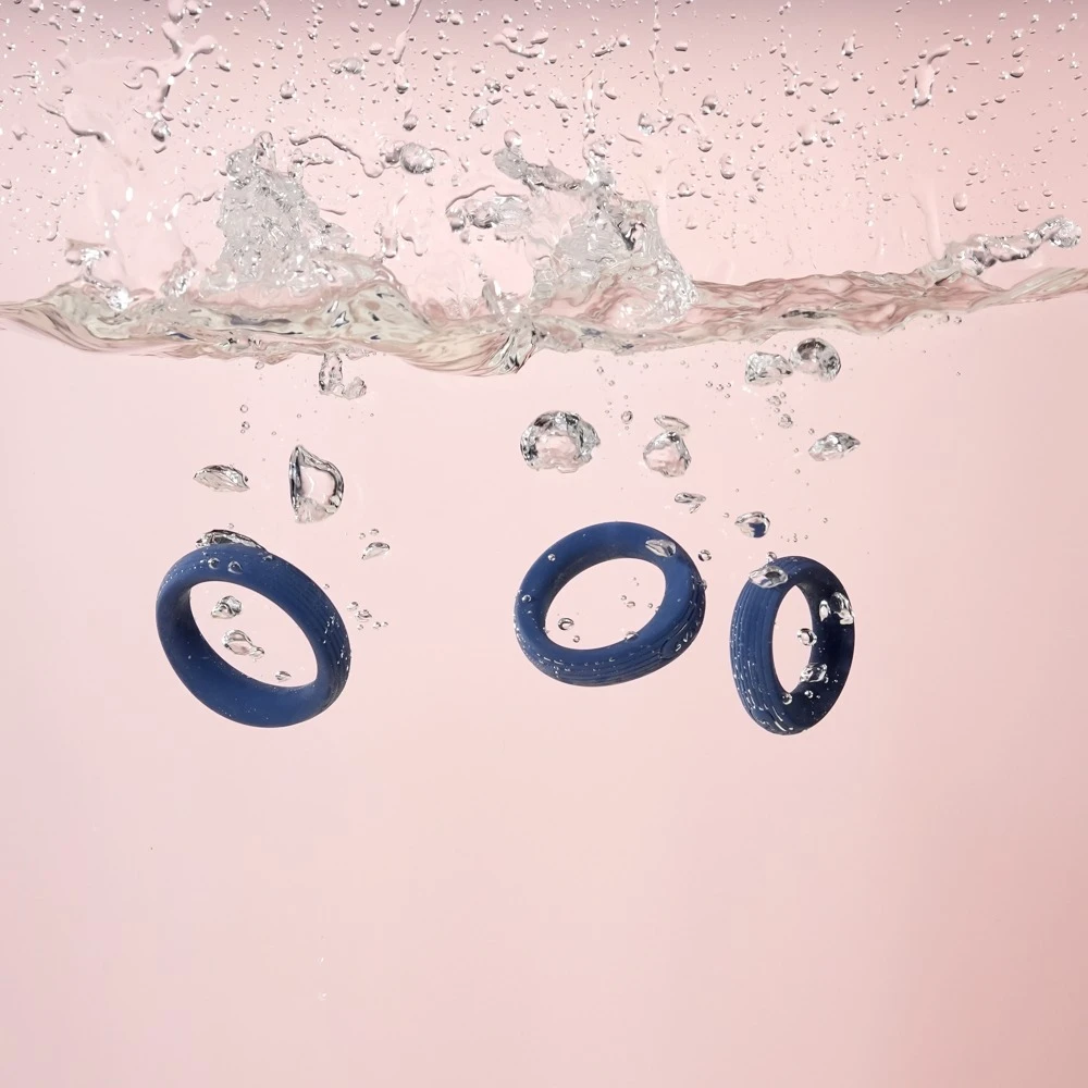Triooo Dark Blue, Penisring-Set Triooo mit 3 dehnbaren Ringen aus ultrasoftem Silikon für intensivere Lust und längere Erektion von SVAKOM