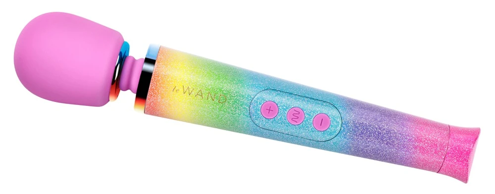le Wand Petite All That Glimme, Petite Rechargeable Vibrating Massager All That Glimmers von le WAND als luxuriöser, wiederaufladbarer Massagestab im kompakten WAND-Design mit glitzernder Rainbow-Optik und vielseitigen Vibrationsstufen