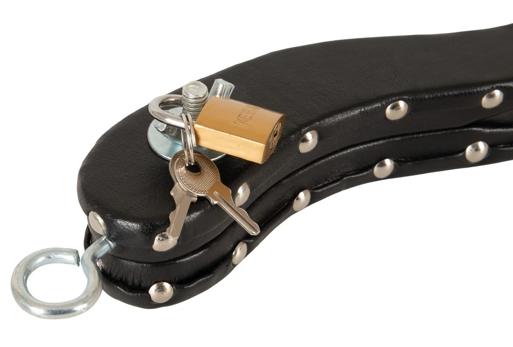 Le Humbler, Humbler Hodenpranger mit Lederbezug, 2 Schlössern, Schlüsseln und seitlichen Fesselringen für intensive BDSM Spiele – ZADO