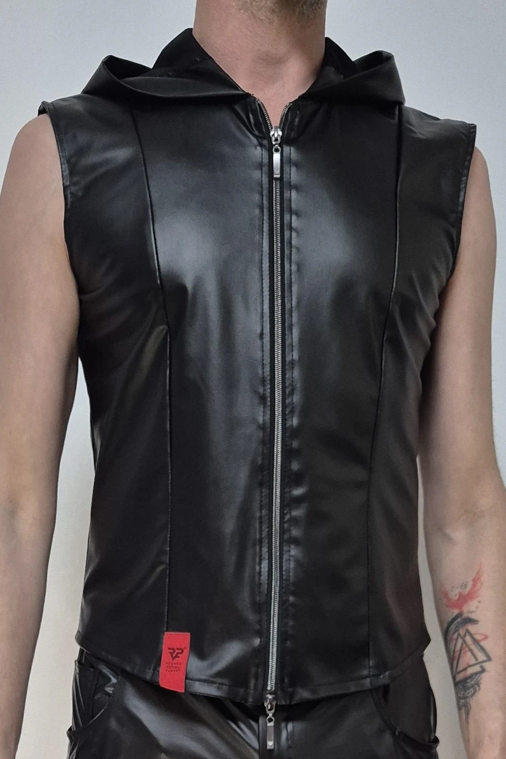 Regnes Fetish Planet Herren Weste RMDario001, Maskuliner Look im Slim-Fit, Wetlook-Weste mit markanten RFP-Details