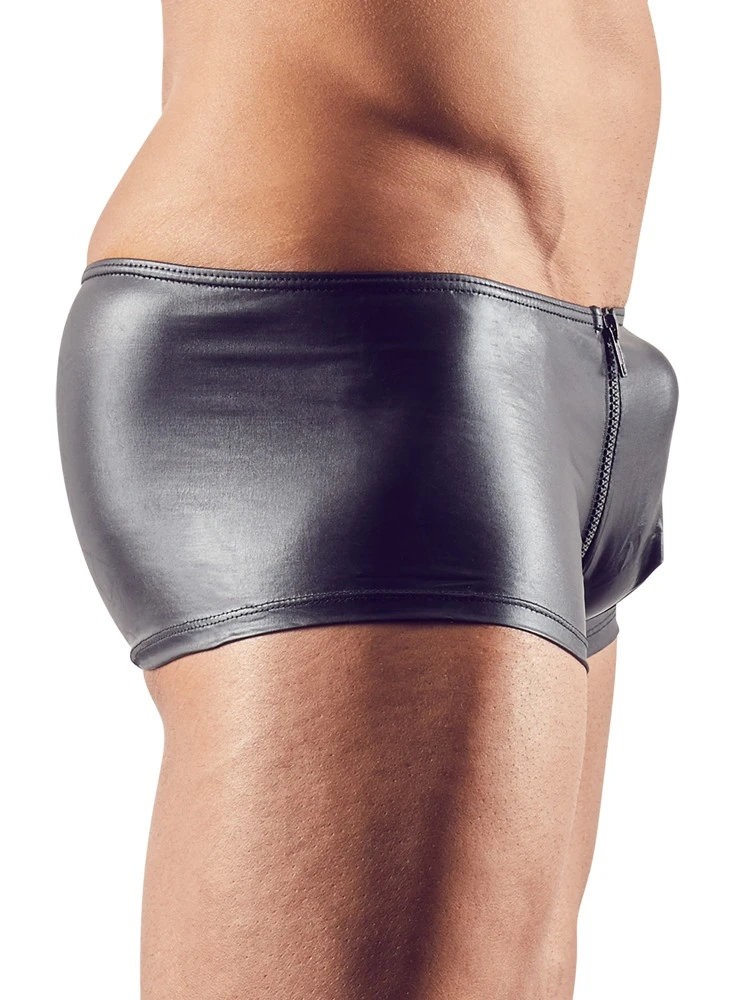 Hochglänzende Pants mit raffinierten Reißverschlüssen am Beutel. Die Po-Kontur-Naht sorgt für eine knackige Kehrseite.