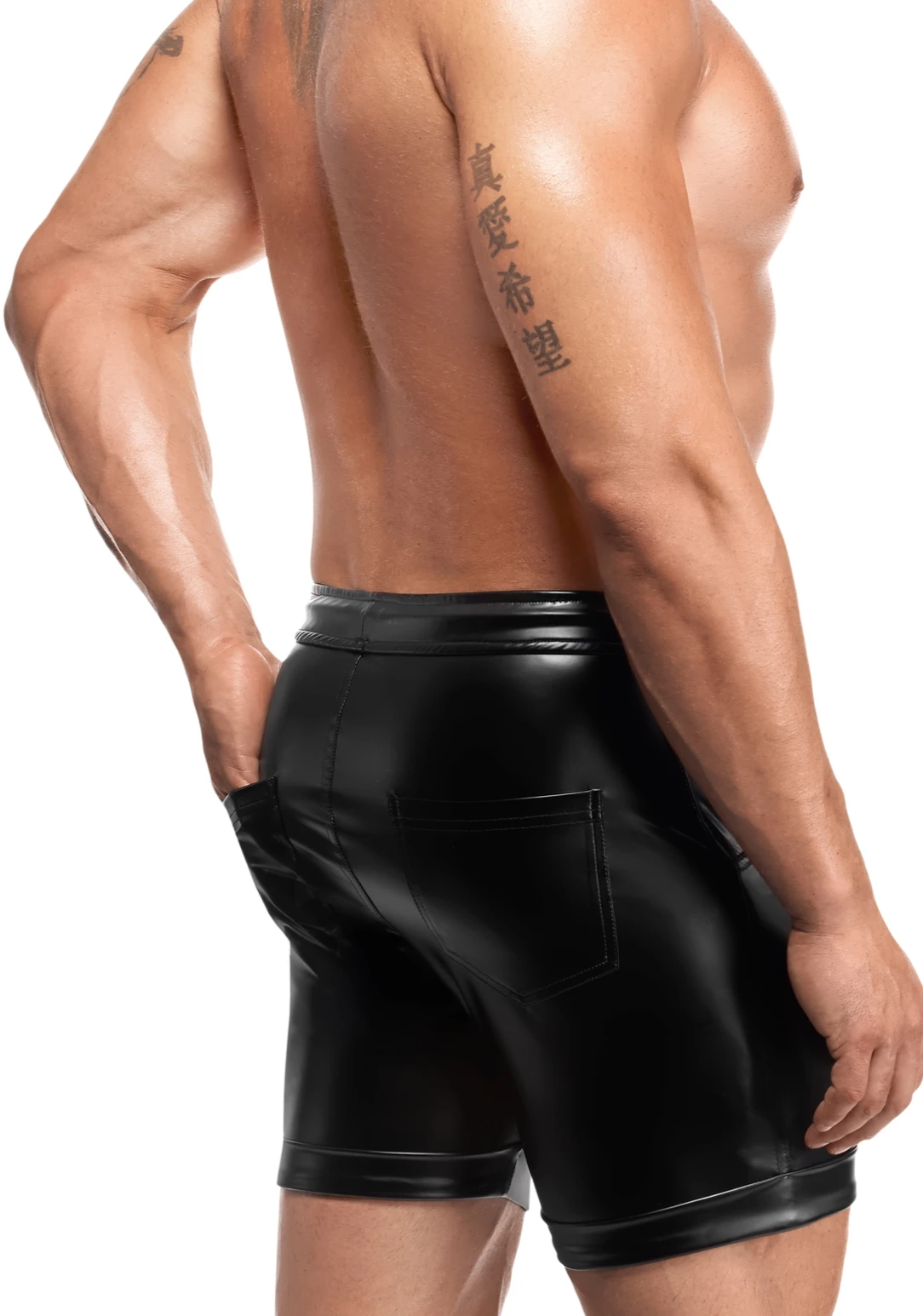 Noir Handmade Men – Schwarze Powerwetlook Shorts Rogue H088 mit glatter Oberfläche, flexiblem Sitz, Reißverschluss vorn und verstellbarem Bund für einen markant sexy Look