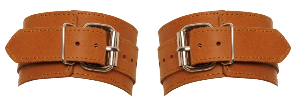 Stabile, hochwertige Handfesseln von ZADO aus glattem Leder in typischer Naturoptik mit silberfarbenen Metalldetails und D-Ringen.