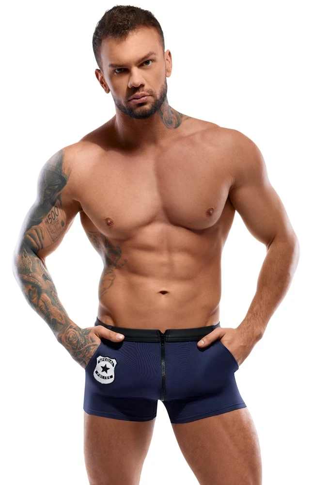 Enge Pants von Svenjoyment im Special Police Style mit auffälligem Emblem vorne. Enge Pants von Svenjoyment im Special Police Style mit auffälligem Emblem vorne.