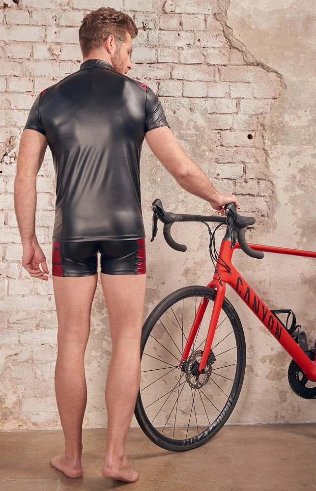 Schwarzes Shirt von NEK im trendigen Mattlook mit roten Streifen-Einsätzen auf der Schulterpartie.