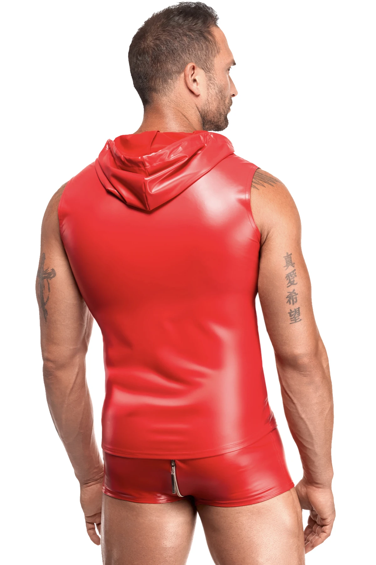 Herren Kapuzen Weste H096 - SHerren Kapuzen Weste H096 aus rotem Powerwetlook mit silbernem Frontreißverschluss, glatter glänzender Oberfläche, ärmellosem Schnitt und sportlicher Kapuze mit Stoffbändern von Noir Handmade Men