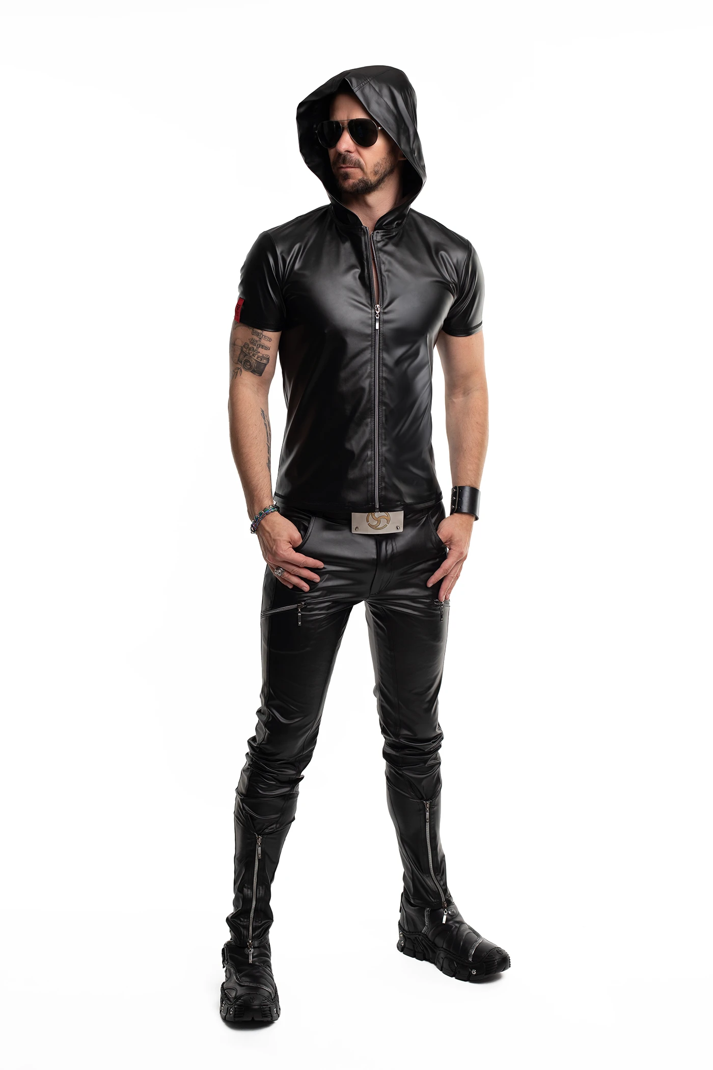 Herren Kapuzen T-Shirt RMEttore001 in mattem Kunstleder von Regnes Fetish Planet – körpernahe Slim-Fit Form mit markantem Front-Reißverschluss und RFP-Zipperdetails für einen provokanten, maskulinen Look