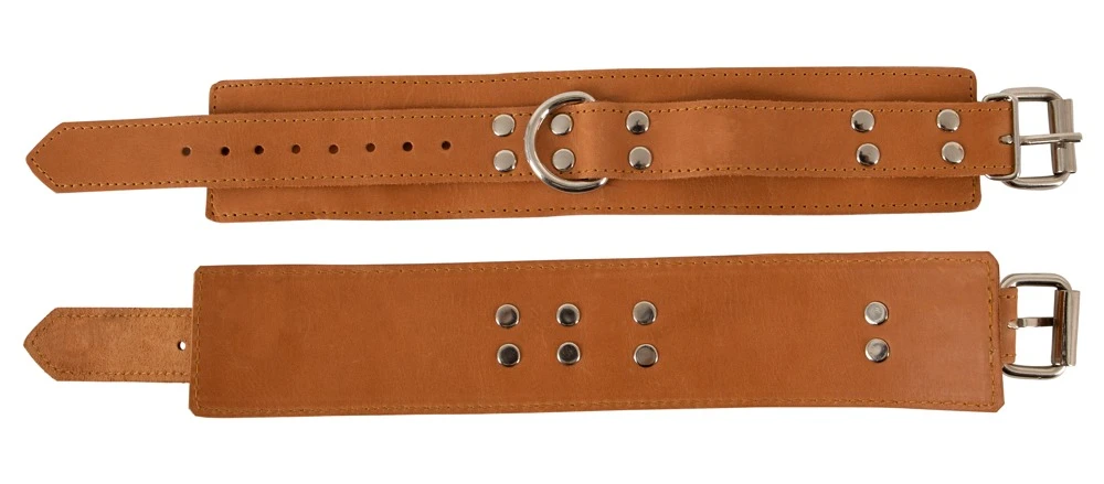 Stabile, hochwertige Handfesseln von ZADO aus glattem Leder in typischer Naturoptik mit silberfarbenen Metalldetails und D-Ringen.
