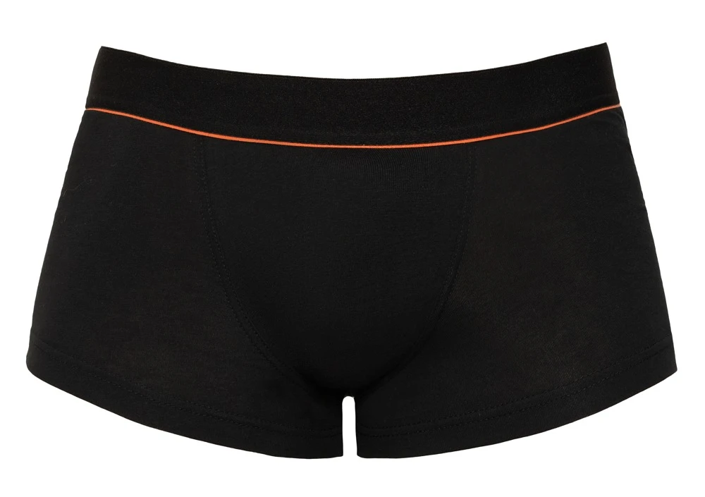 Schwarze, eng geschnittene Pants von Svenjoyment mit rasantem roten Streifen unter dem weichen Webgummibund.