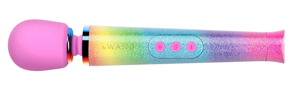 le Wand Petite All That Glimme, Petite Rechargeable Vibrating Massager All That Glimmers von le WAND als luxuriöser, wiederaufladbarer Massagestab im kompakten WAND-Design mit glitzernder Rainbow-Optik und vielseitigen Vibrationsstufen