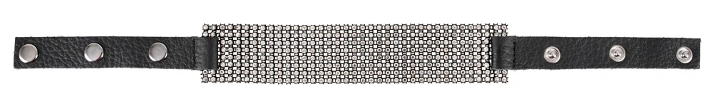 Halsband mit breitem Strass-Element in der Front und schmalem, mit Druckknöpfen verstellbarem Riemen.