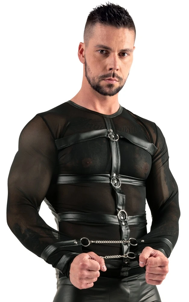 Langarm-Shirt von Svenjoyment Bondage aus elastischem weichem Powernet mit aufgestepptem und mit Ringen besetztem Harness vorne. Langarm-Shirt von Svenjoyment Bondage aus elastischem weichem Powernet mit aufgestepptem und mit Ringen besetztem Harness vorne.