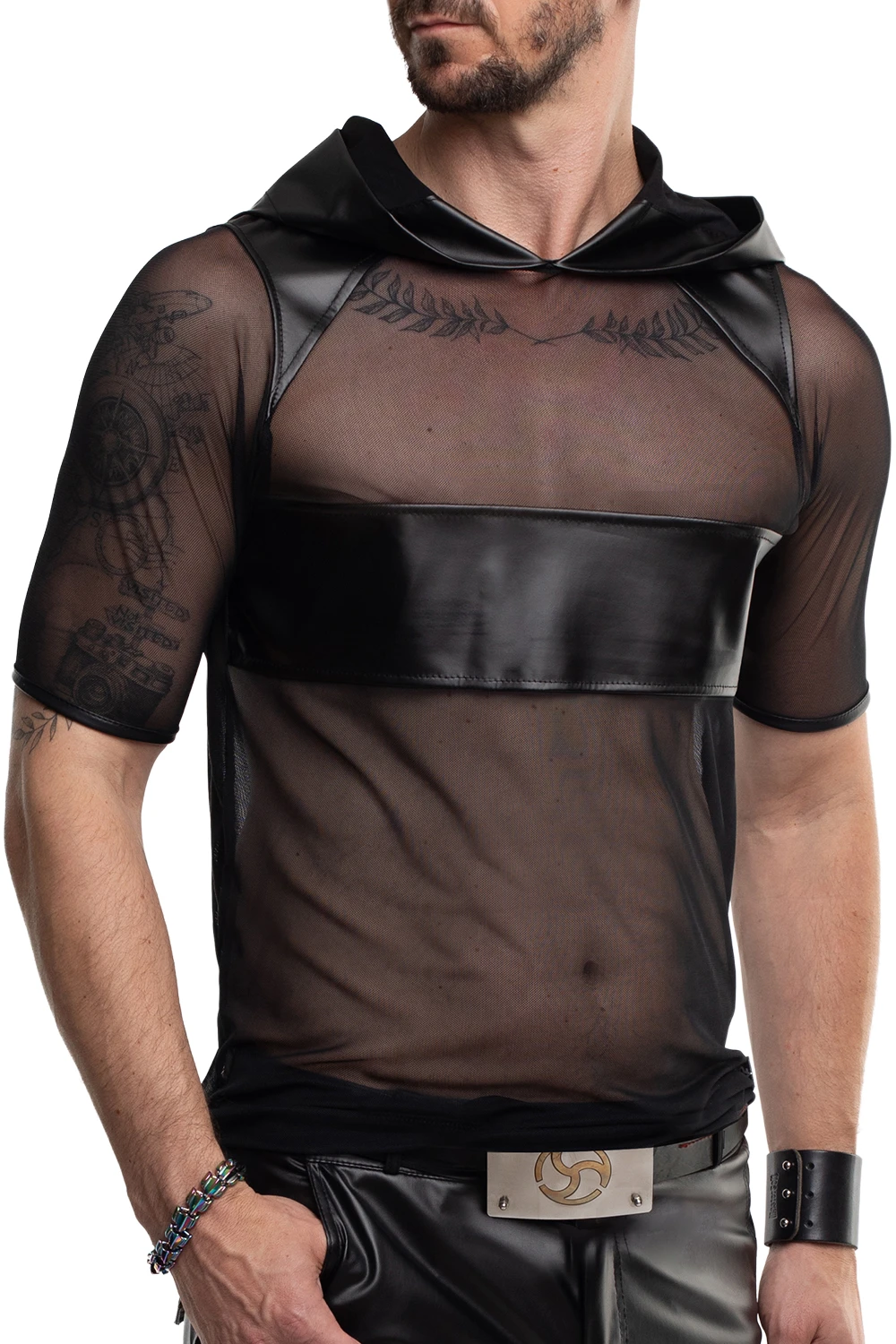 Herren Kapuzen T-Shirt RMIvo001 von Regnes Fetish Planet aus schwarzem Mesh mit matten Wet-Look-Einsätzen, dehnbarem Material und markanter Slim-Fit Passform für einen provokanten, maskulinen Style