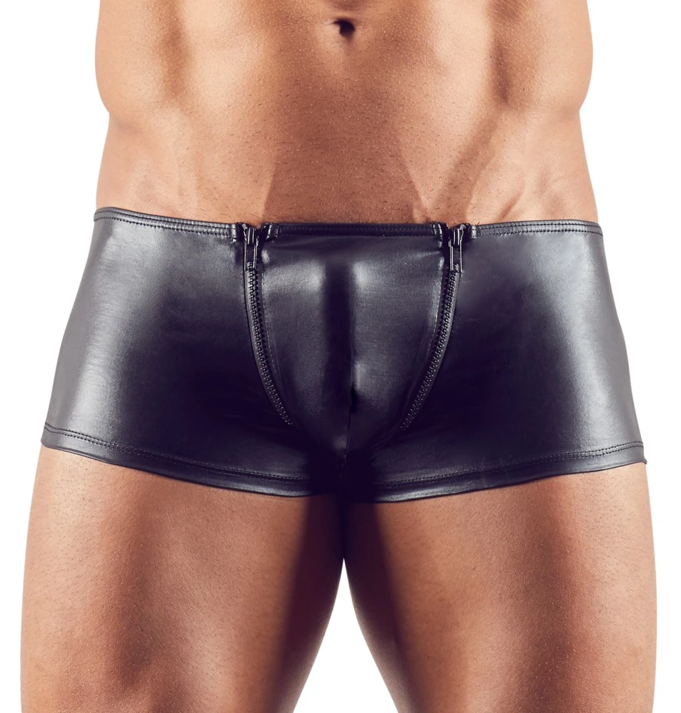 Hochglänzende Pants mit raffinierten Reißverschlüssen am Beutel. Die Po-Kontur-Naht sorgt für eine knackige Kehrseite.